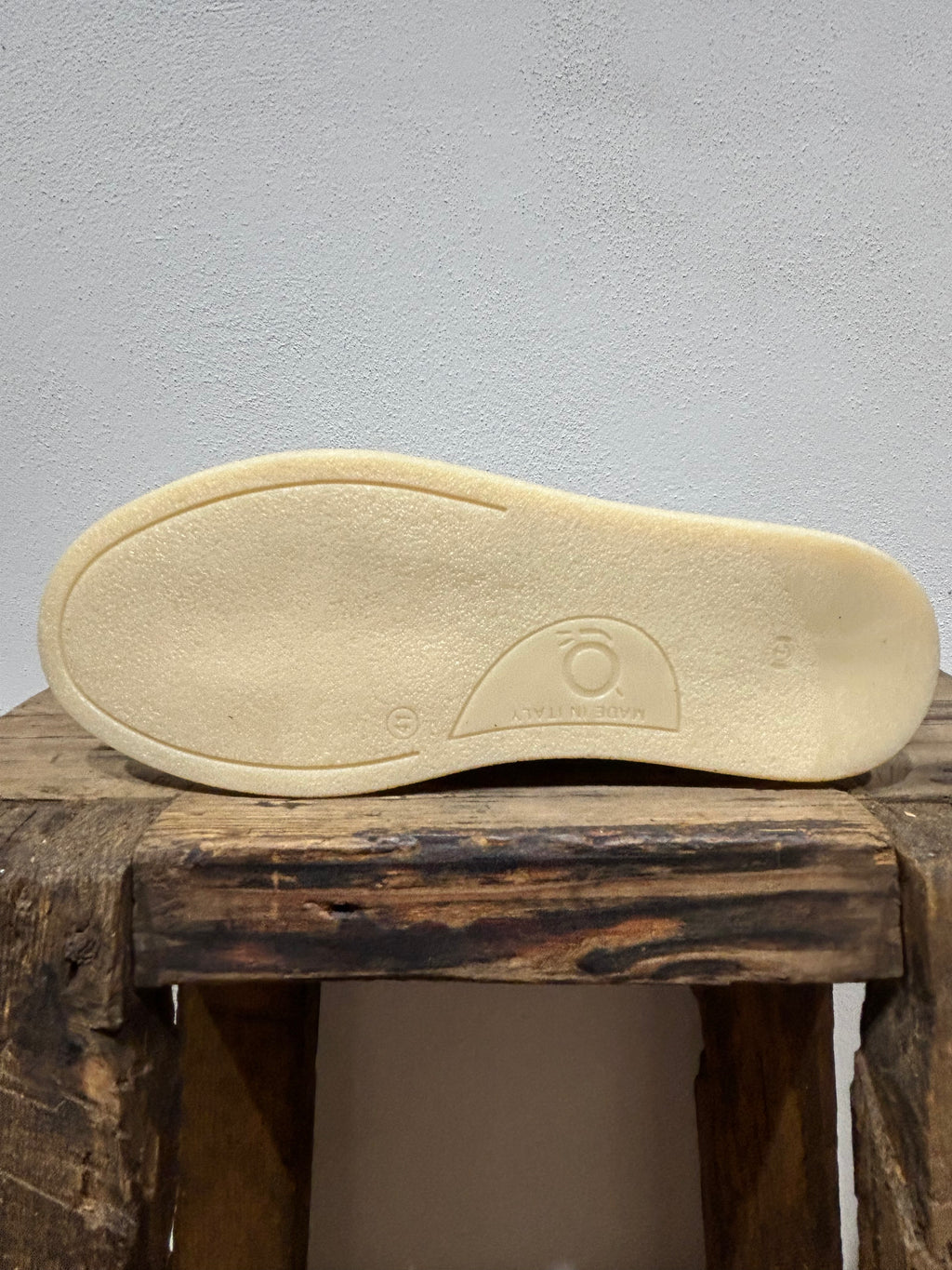 STRINGATA KEBO IN CAMOSCIO COLORE SABBIA GOMMA NATURALE 100% MADE IN ITALY