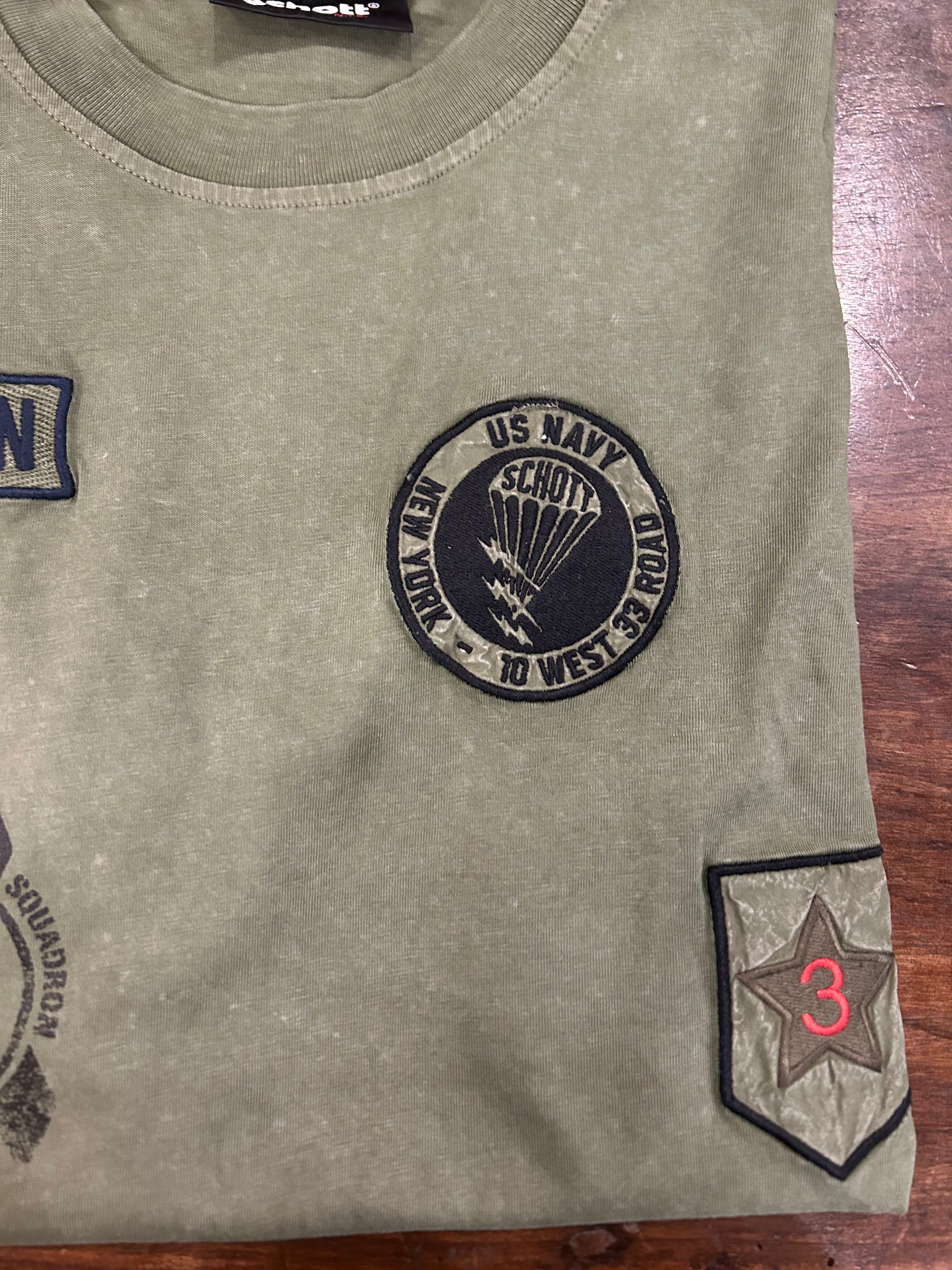 SCHOTT T-SHIRT COLORE VERDE MILITARE CON PATCH VESTIBILITA’ REGOLARE 100% COTONE