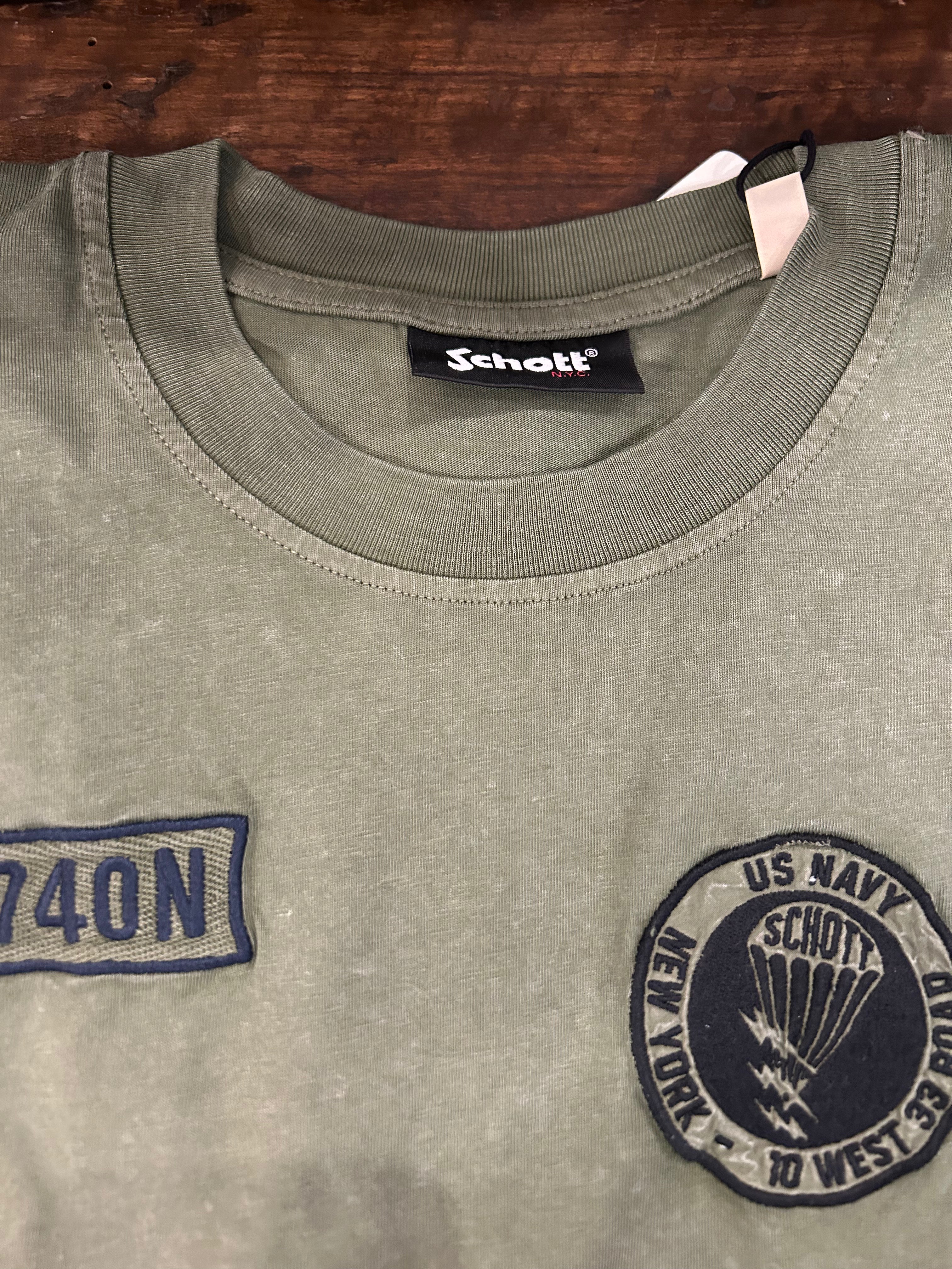 SCHOTT T-SHIRT COLORE VERDE MILITARE CON PATCH VESTIBILITA’ REGOLARE 100% COTONE