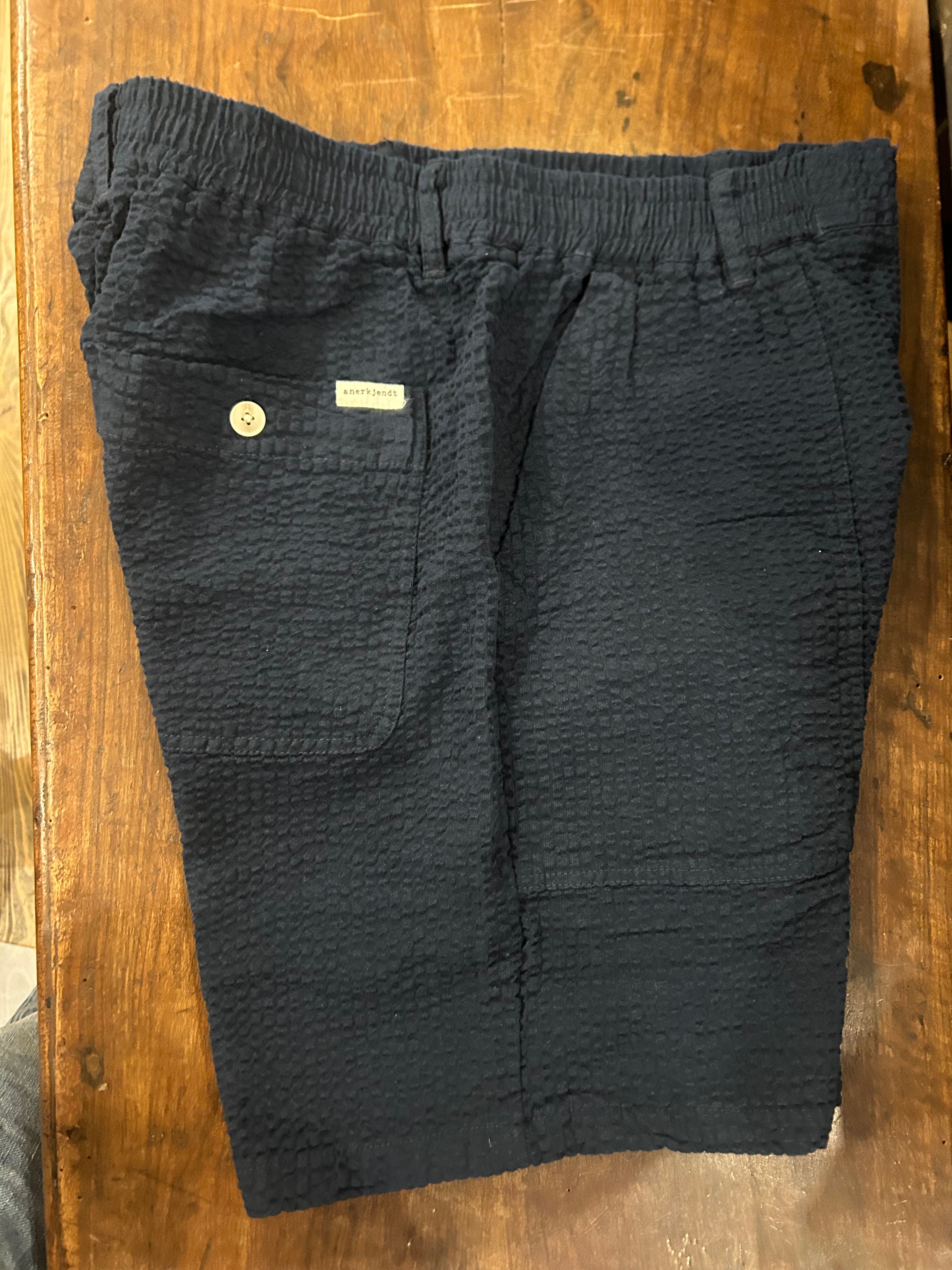 ANERKJENDT BERMUDA COLORE NAVY IN SEERSUCKER VESTIBILITA’ COMODA CON ELASTICO E LACCI IN VITA
