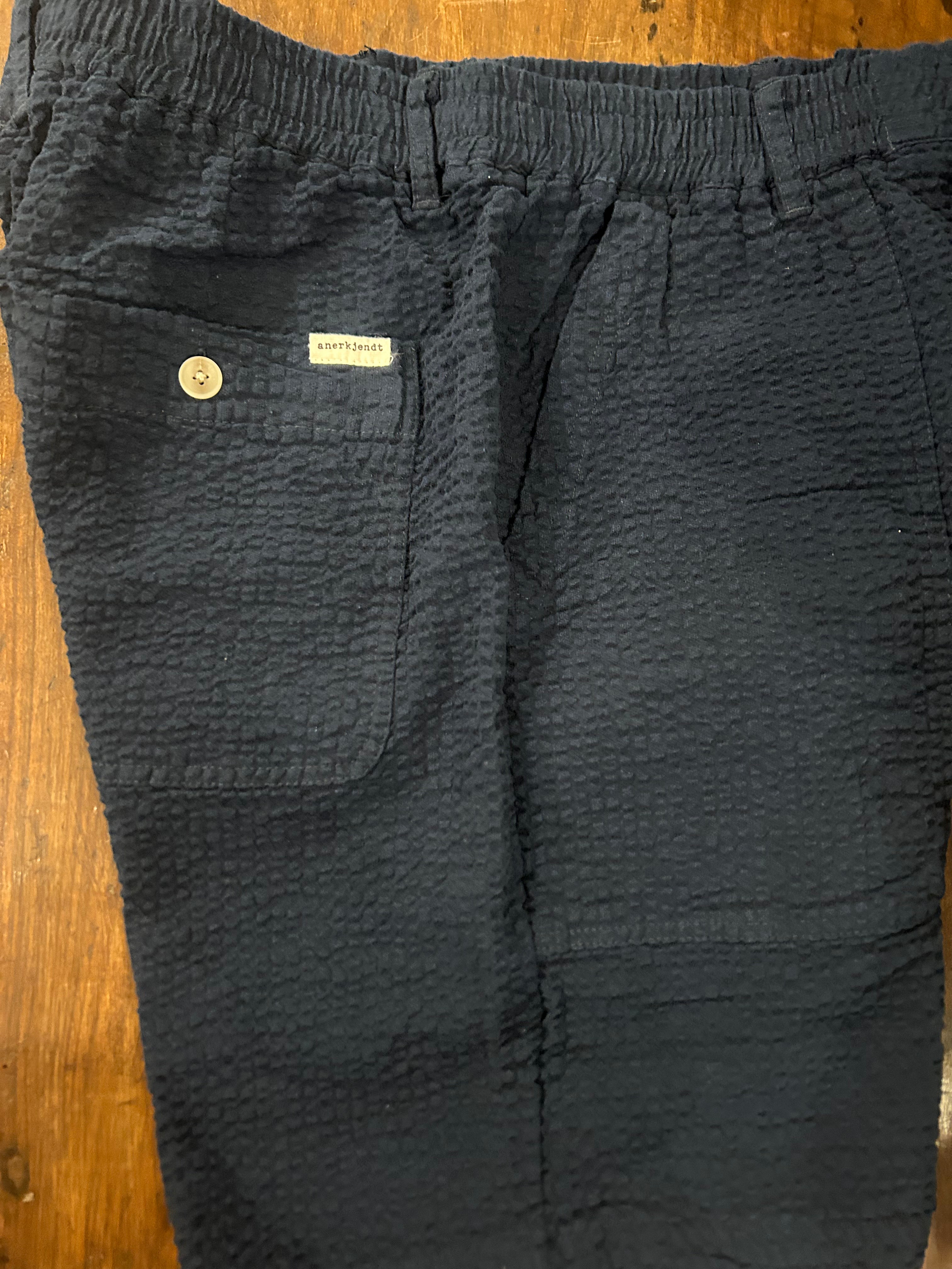 ANERKJENDT BERMUDA COLORE NAVY IN SEERSUCKER VESTIBILITA’ COMODA CON ELASTICO E LACCI IN VITA