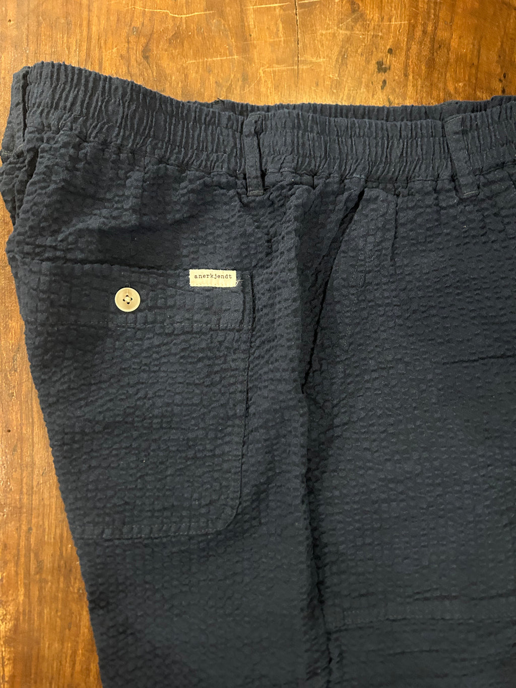 ANERKJENDT BERMUDA COLORE NAVY IN SEERSUCKER VESTIBILITA’ COMODA CON ELASTICO E LACCI IN VITA