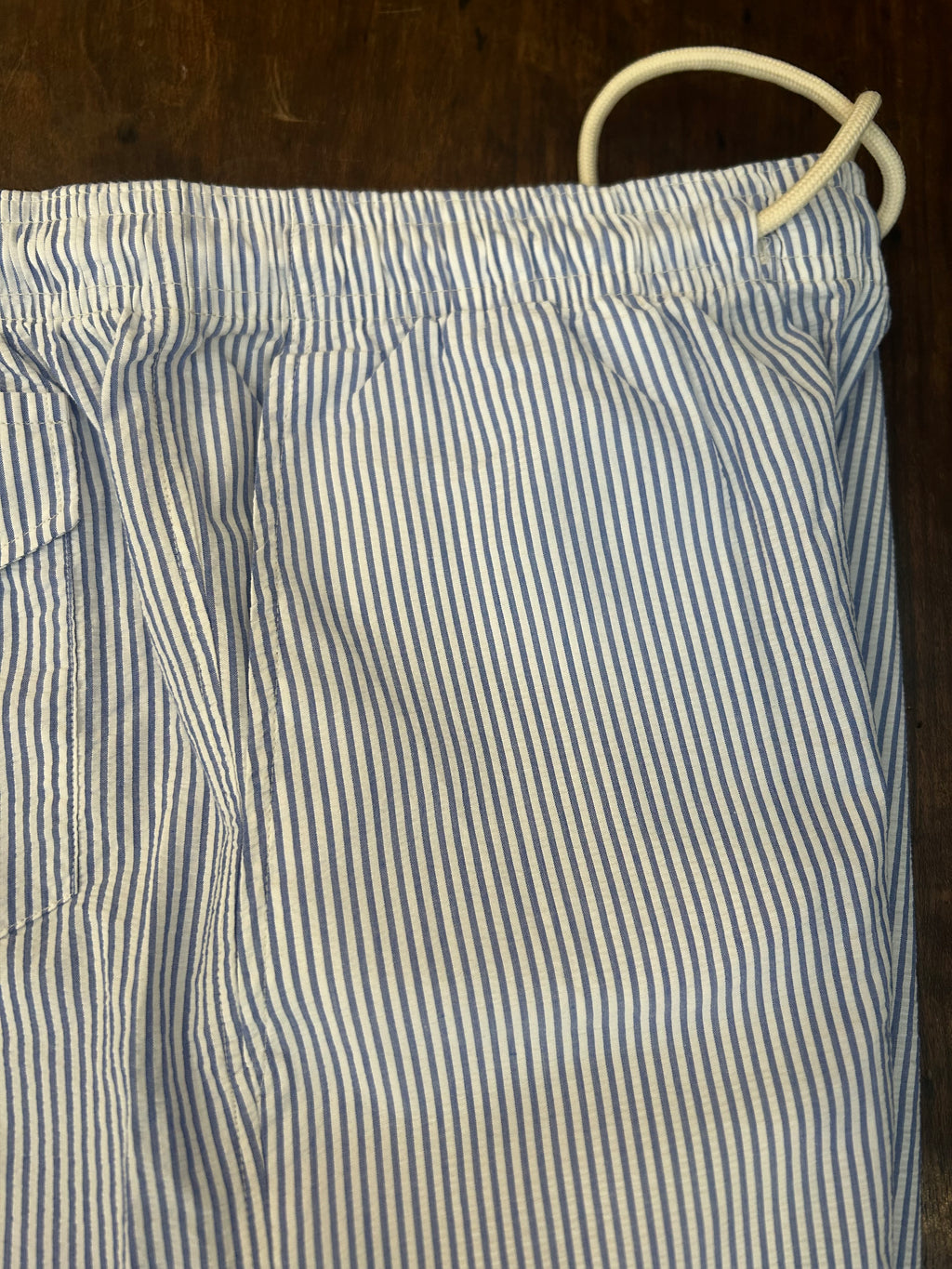 IN THE BOX BERMUDA A RIGHE BIANCHE E CELESTI TESSUTO SEERSUCKER CON COLUISSE IN VITA CON TASCHE LATERALI E TASCA DIETRO CON RICAMO MADE IN ITALY