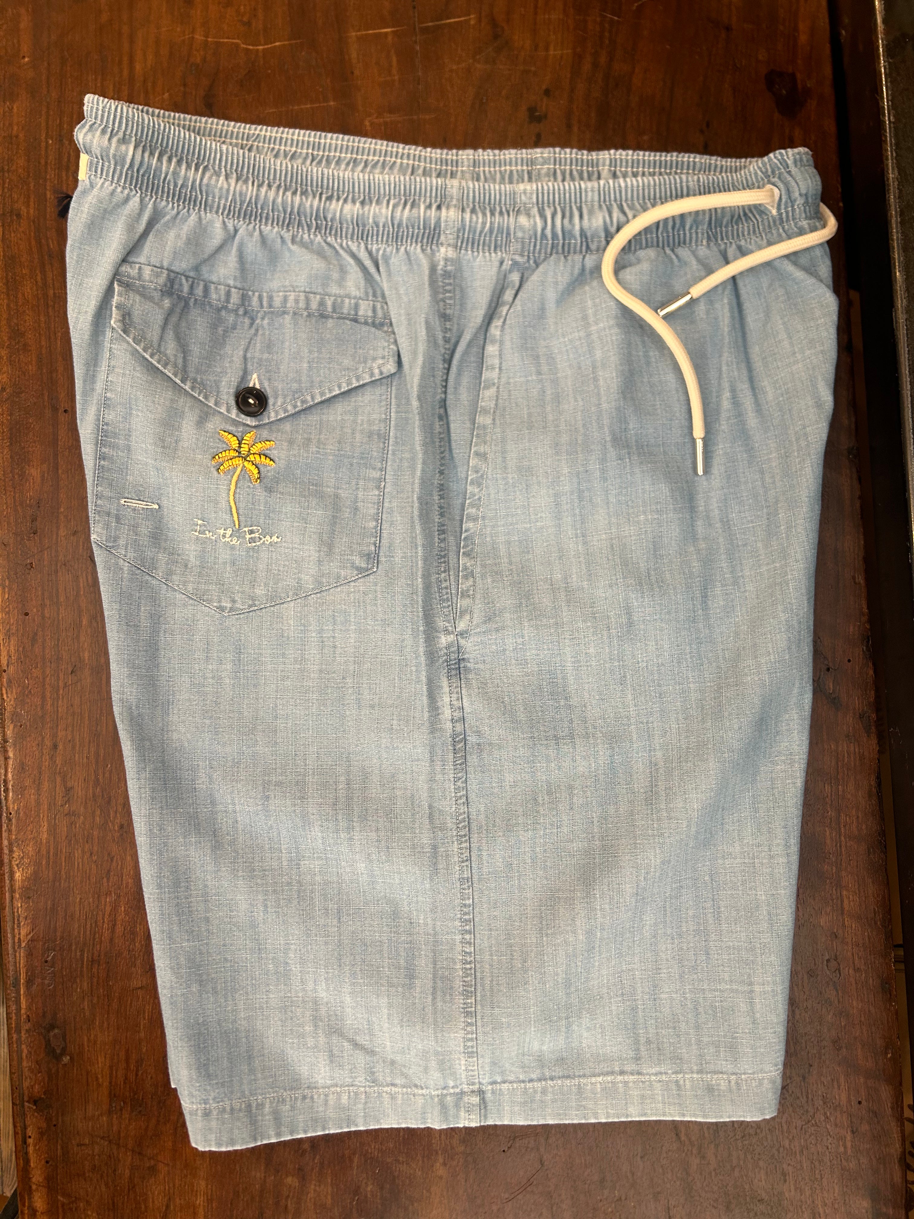 IN THE BOX BERMUDA IN CHAMBRAY CHIARO CON COULISSE IN VITA 100% MADE IN ITALY CON TASCHE LATERALI E TASCA DIETRO CON RICAMO