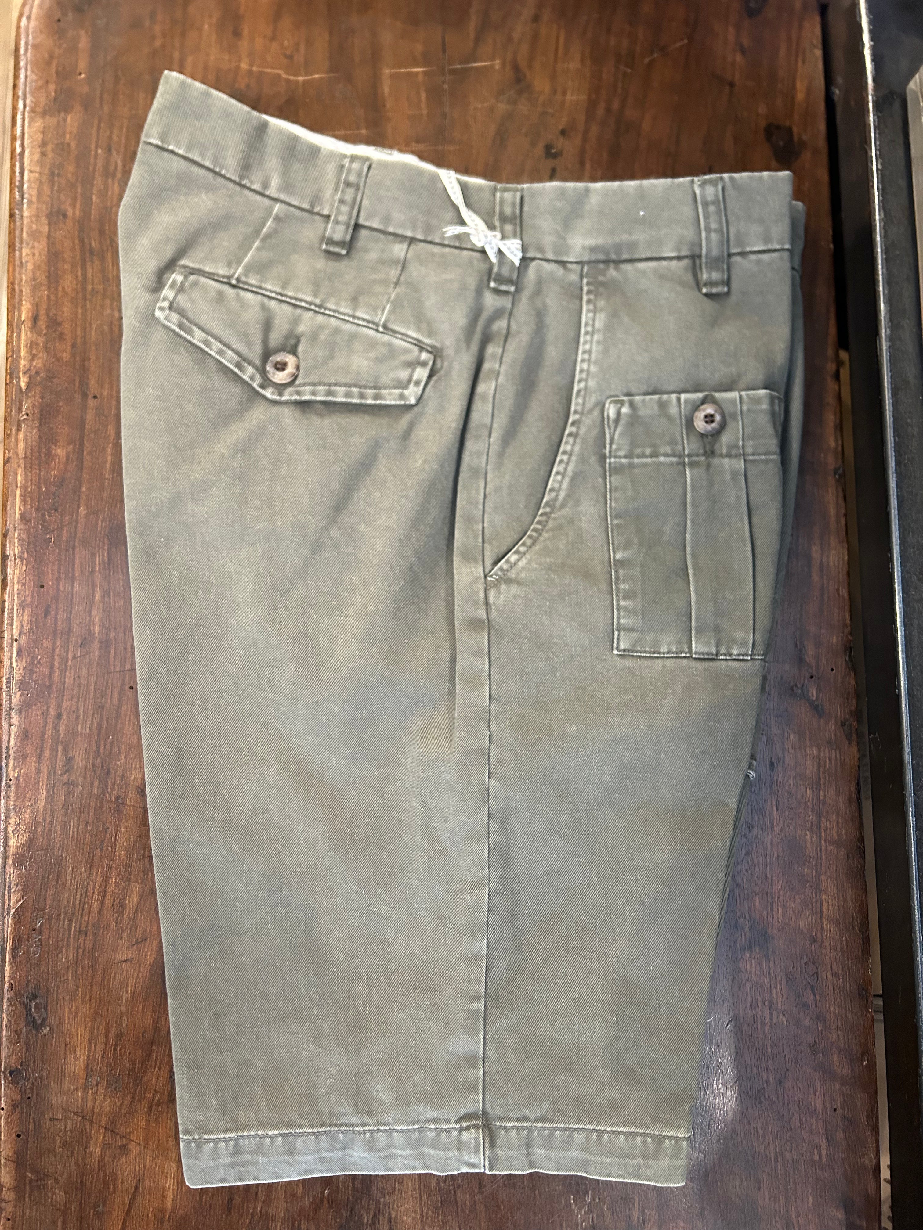 PERFECTION BERMUDA CARGO VERDE MILITARE MODERN FIT 100% COTONE ALGODON CON TASCA LATERALE ED UNA FRONTALE MADE IN ITALY
