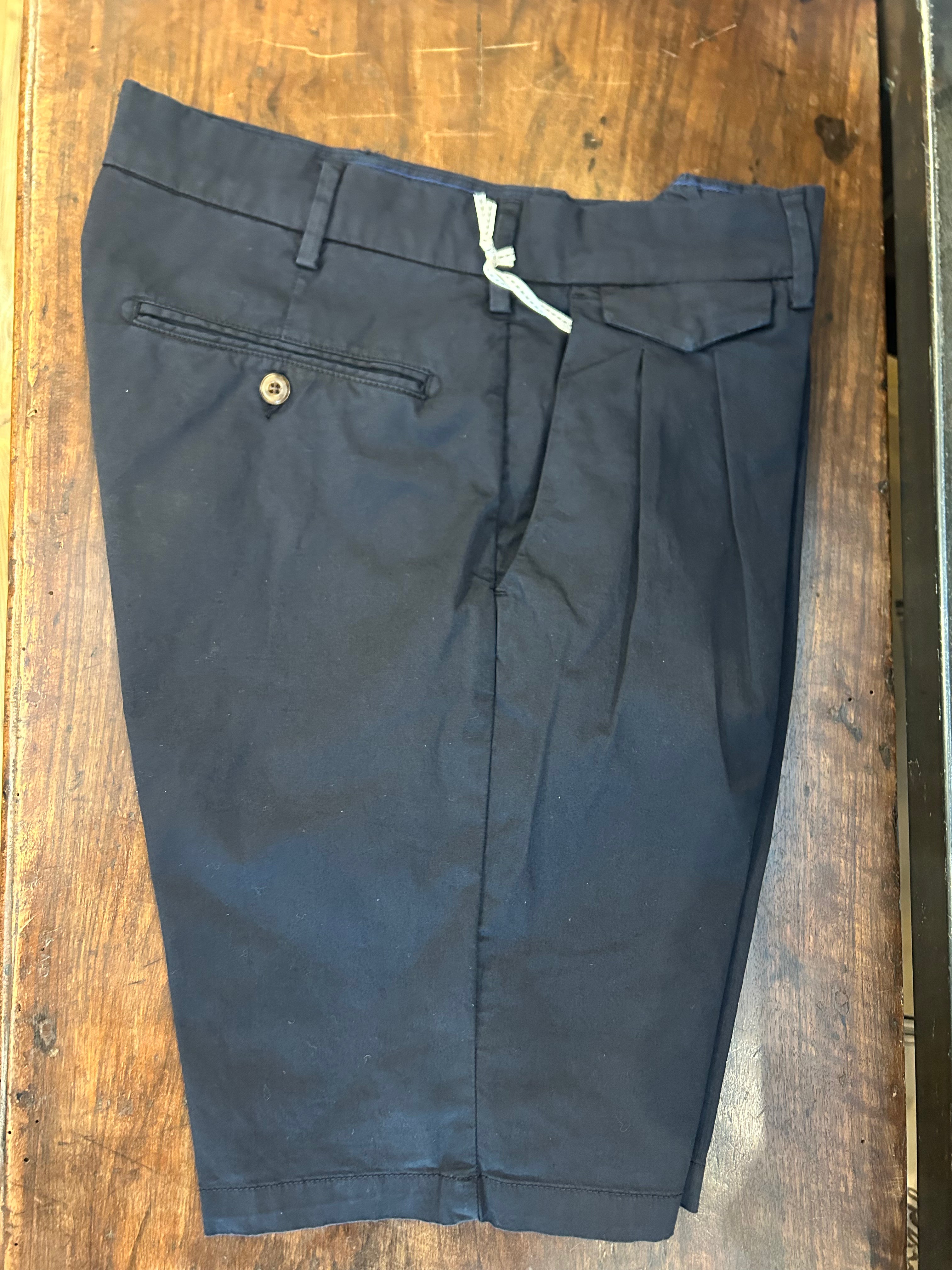 PERFECTION BERMUDA CON DOPPIA PENCE E TASCA PORTA-TABACCO COLORE NAVY VESTIBILITA’ MODERN FIT MADE IN ITALY
