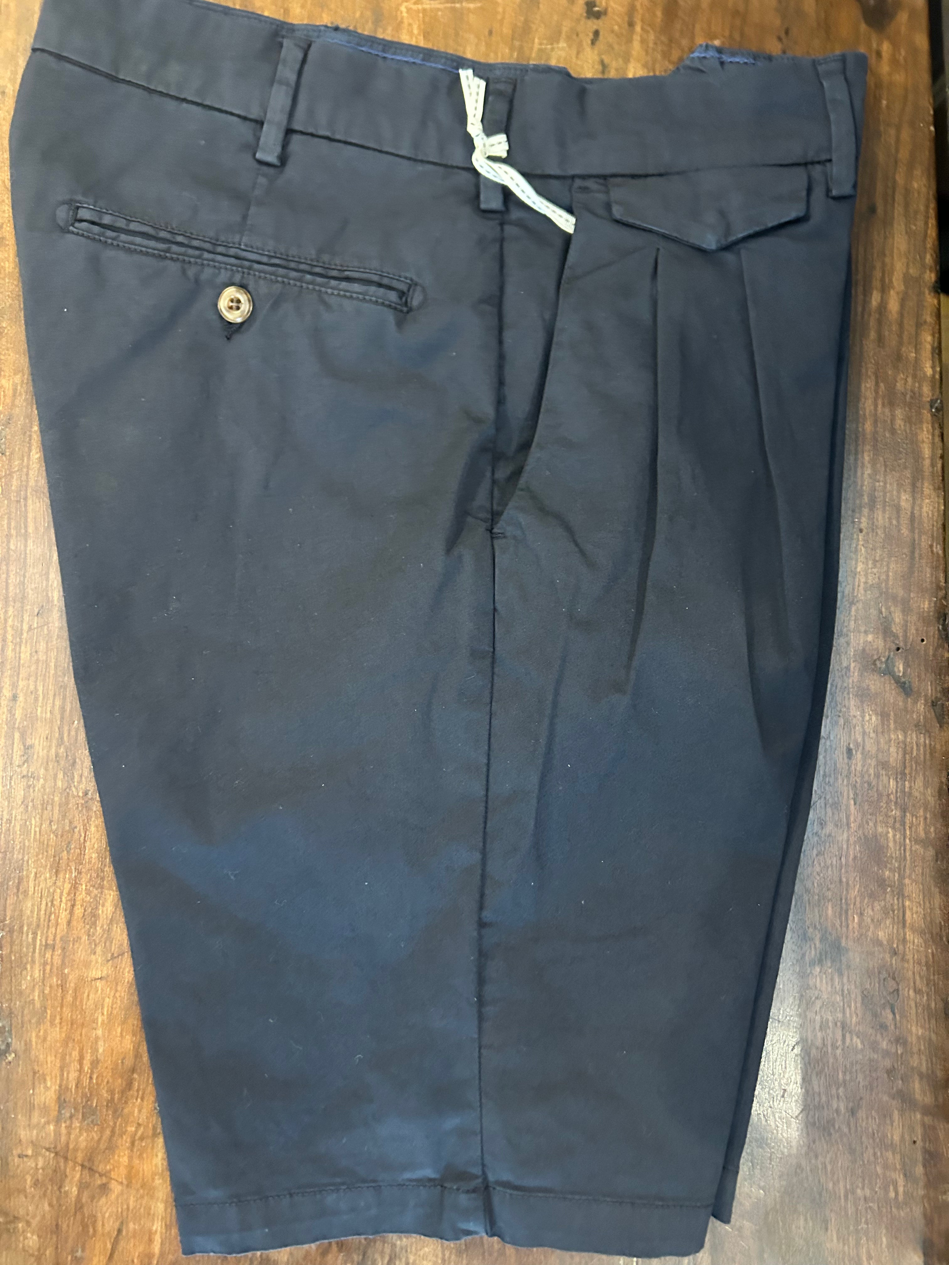 PERFECTION BERMUDA CON DOPPIA PENCE E TASCA PORTA-TABACCO COLORE NAVY VESTIBILITA’ MODERN FIT MADE IN ITALY