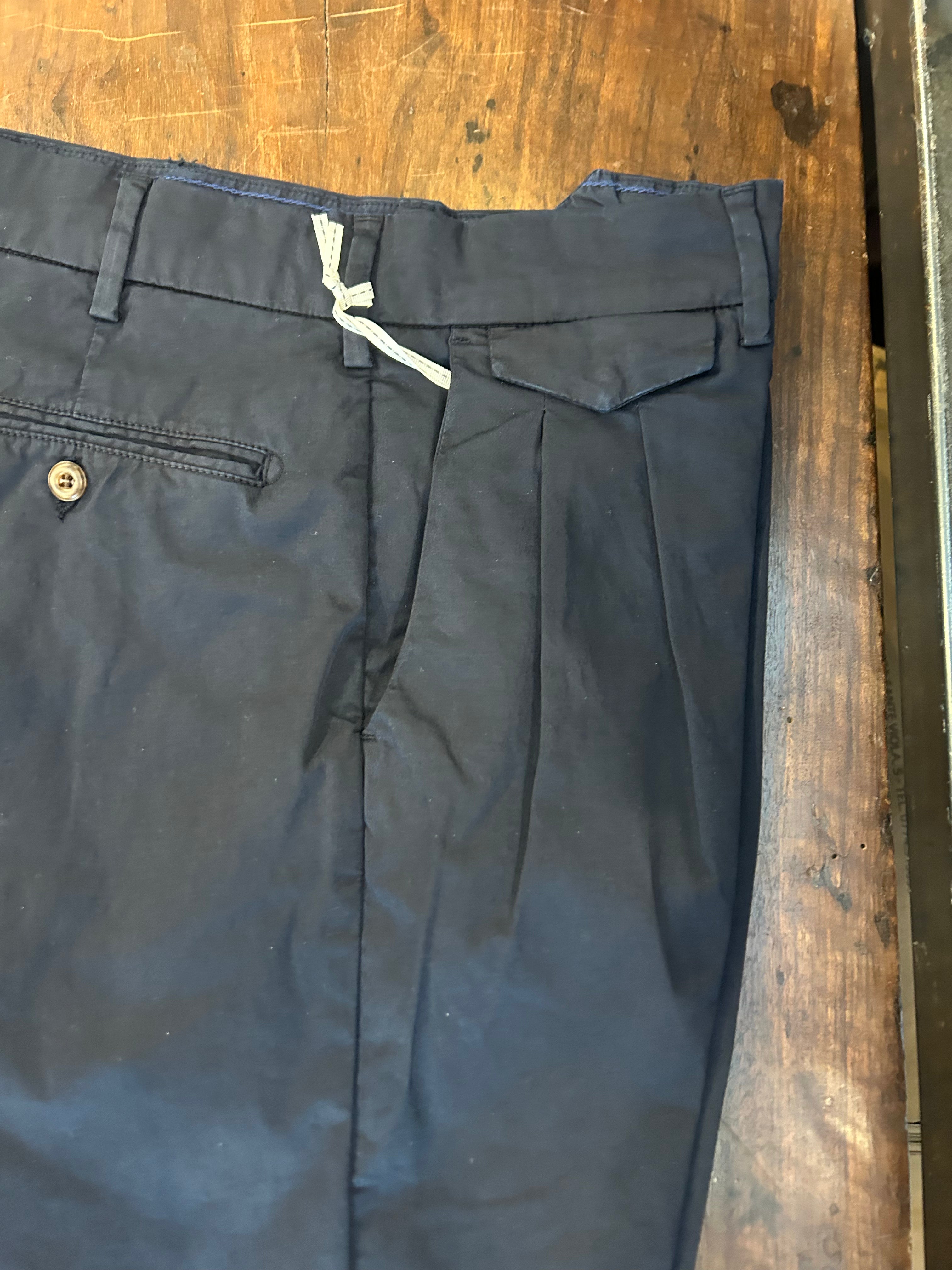 PERFECTION BERMUDA CON DOPPIA PENCE E TASCA PORTA-TABACCO COLORE NAVY VESTIBILITA’ MODERN FIT MADE IN ITALY