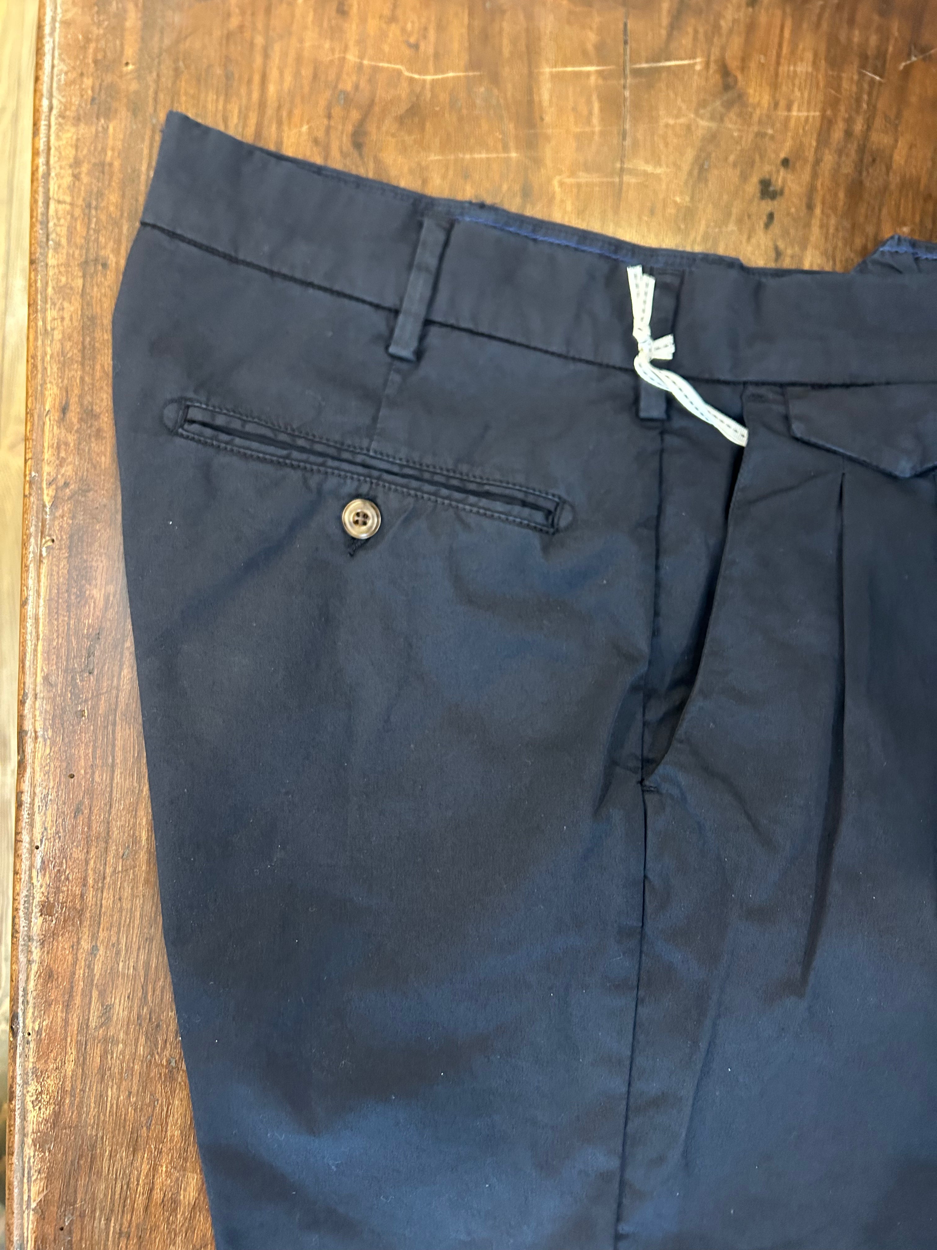 PERFECTION BERMUDA CON DOPPIA PENCE E TASCA PORTA-TABACCO COLORE NAVY VESTIBILITA’ MODERN FIT MADE IN ITALY