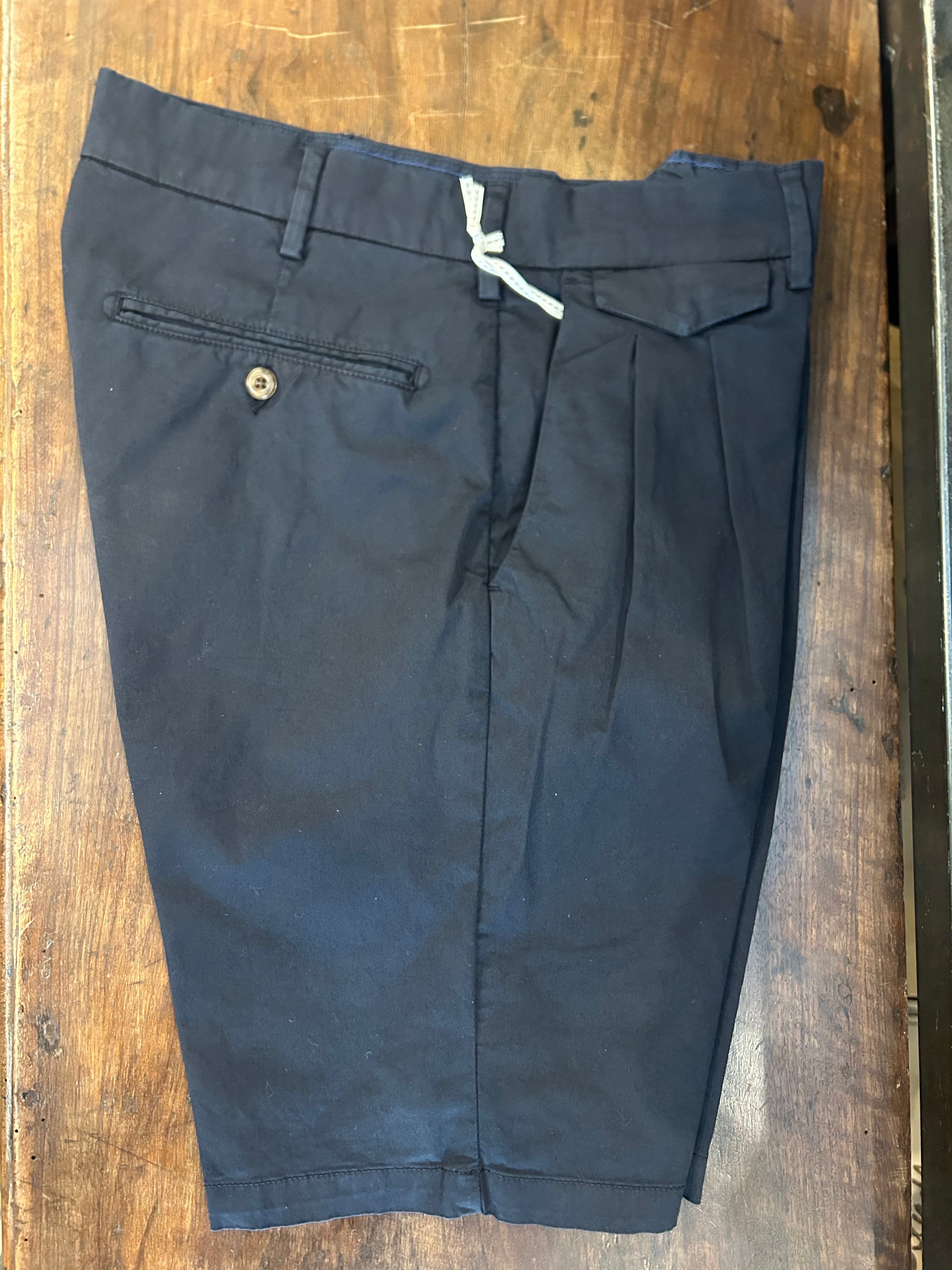 PERFECTION BERMUDA CON DOPPIA PENCE E TASCA PORTA-TABACCO COLORE NAVY VESTIBILITA’ MODERN FIT MADE IN ITALY