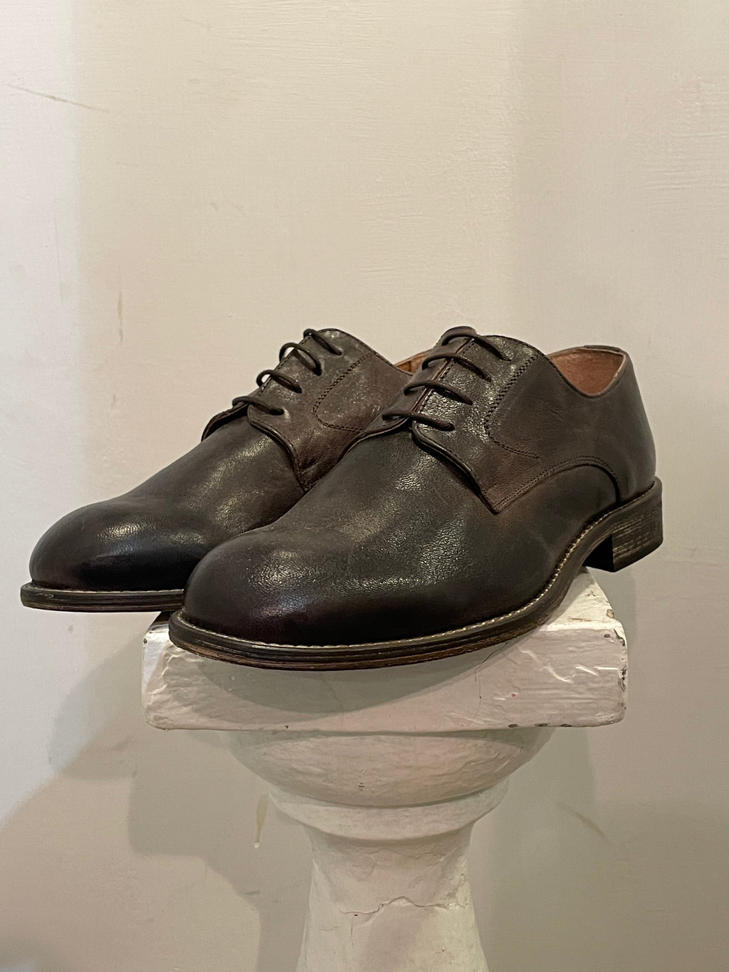 AG TREND Stringata classica fondo cuoio colore testa di moro SH12