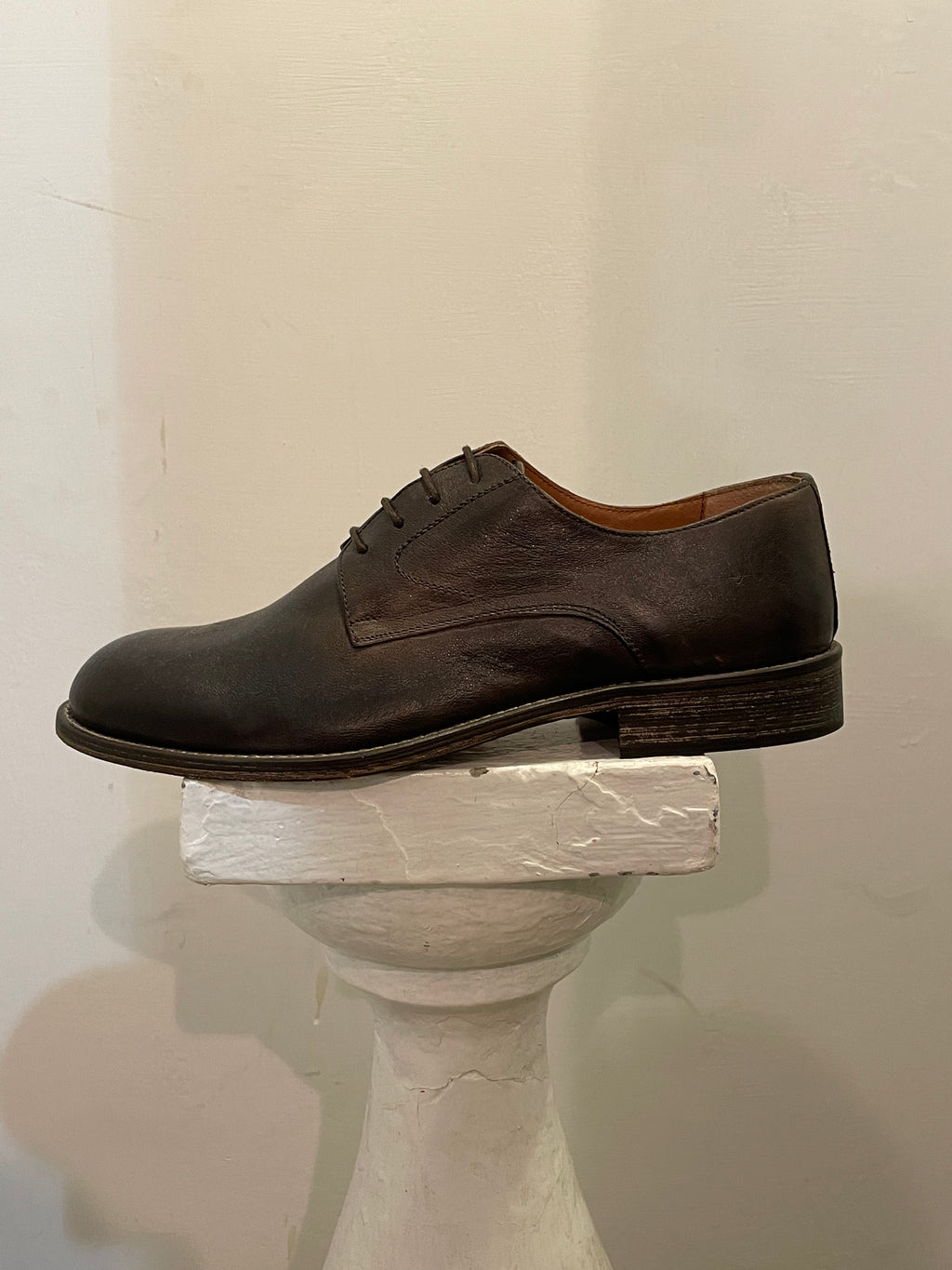 AG TREND Stringata classica fondo cuoio colore testa di moro SH12