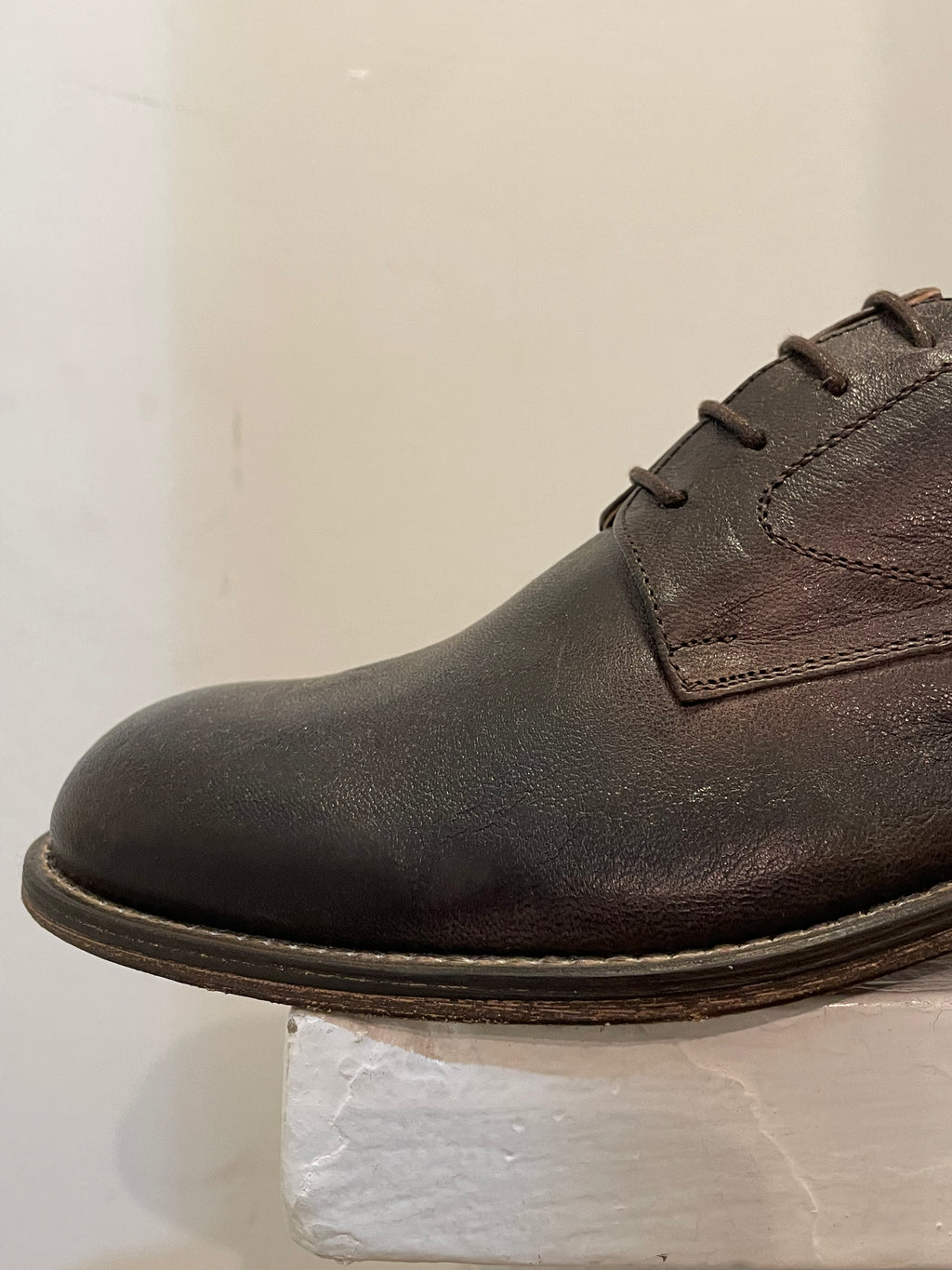 AG TREND Stringata classica fondo cuoio colore testa di moro SH12