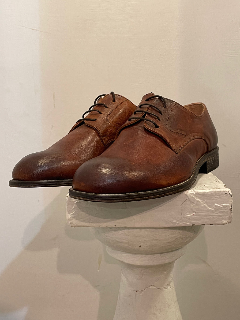 AG TRENG Stringata classica fondo cuoio colore cognac codice SH12