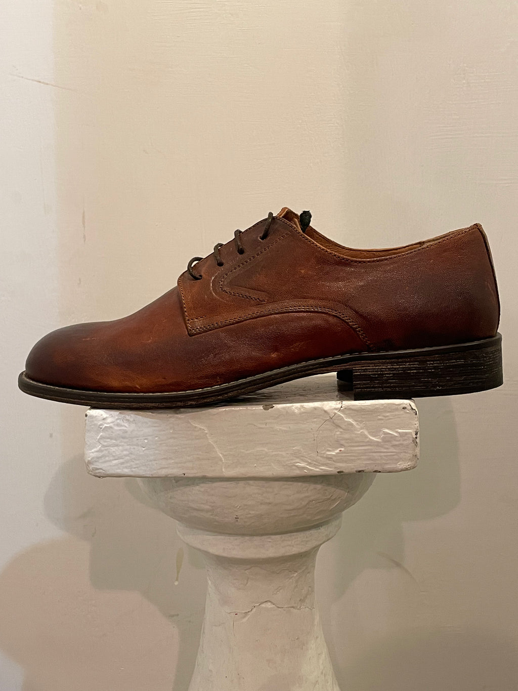 AG TRENG Stringata classica fondo cuoio colore cognac codice SH12