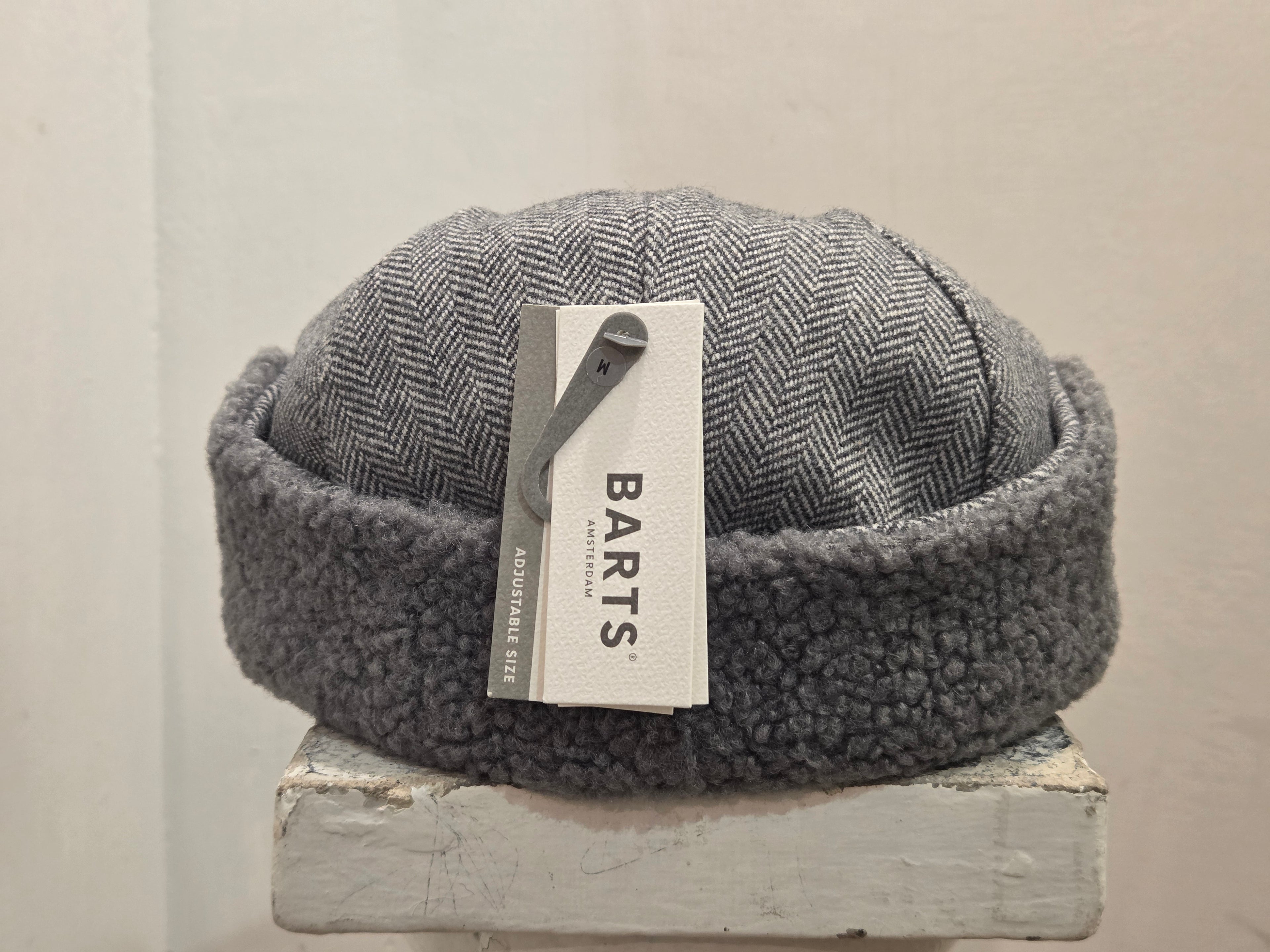 COPPOLA BARTS MONZONITE CAP CON PARAORECCHIE COLOR GRIGIO